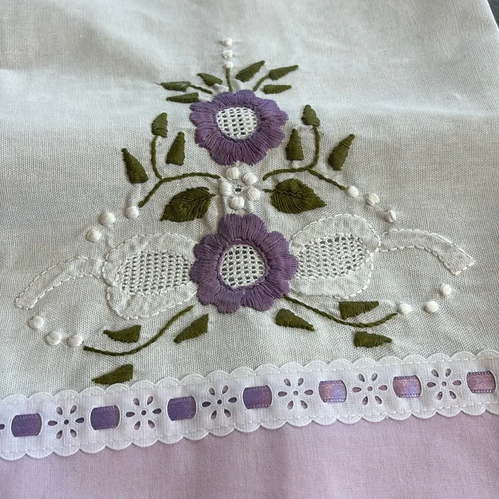 NWT Embroidered Flowers‎ Kitchen Linen